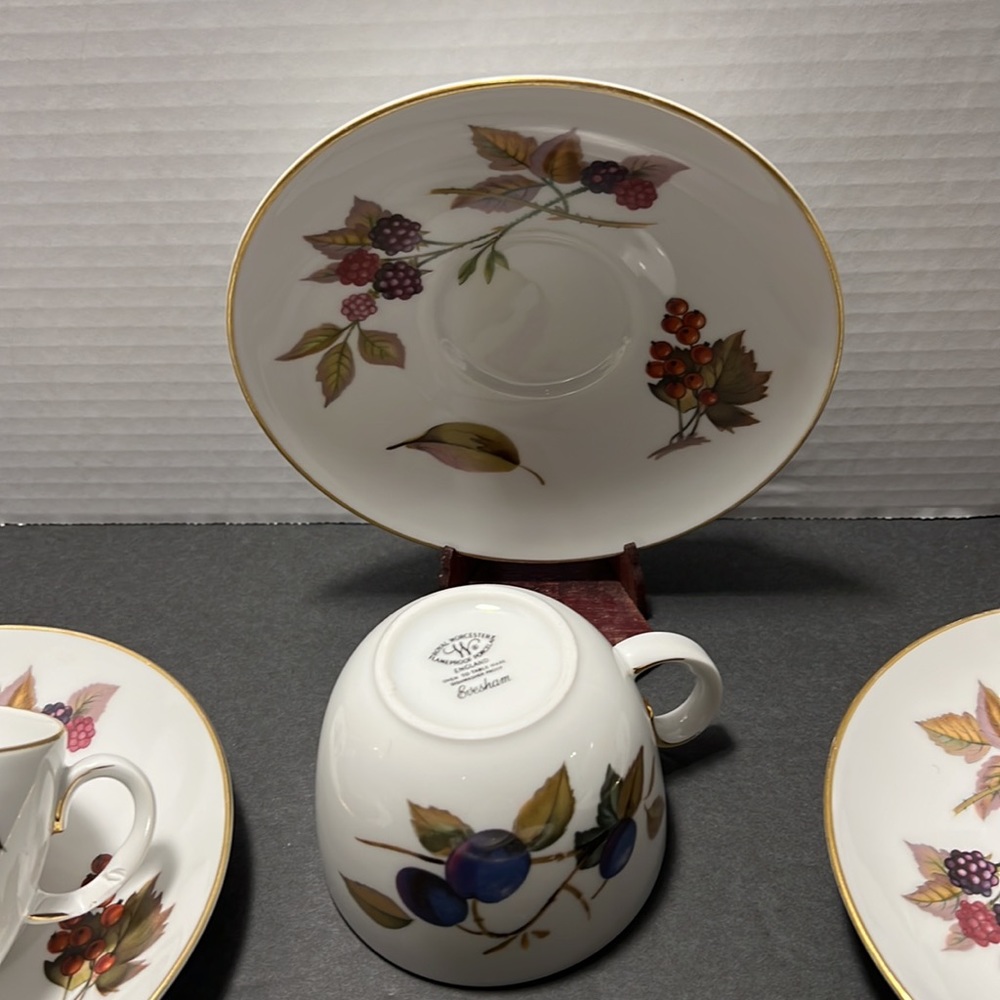 Royal Worcester Evesham Gold cups and saucers - Picture 2 of 10